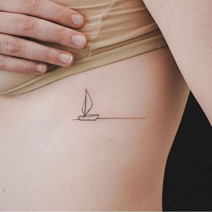 tatuagens pequenas discretas e elegantes para marcar a sua pele barco mar