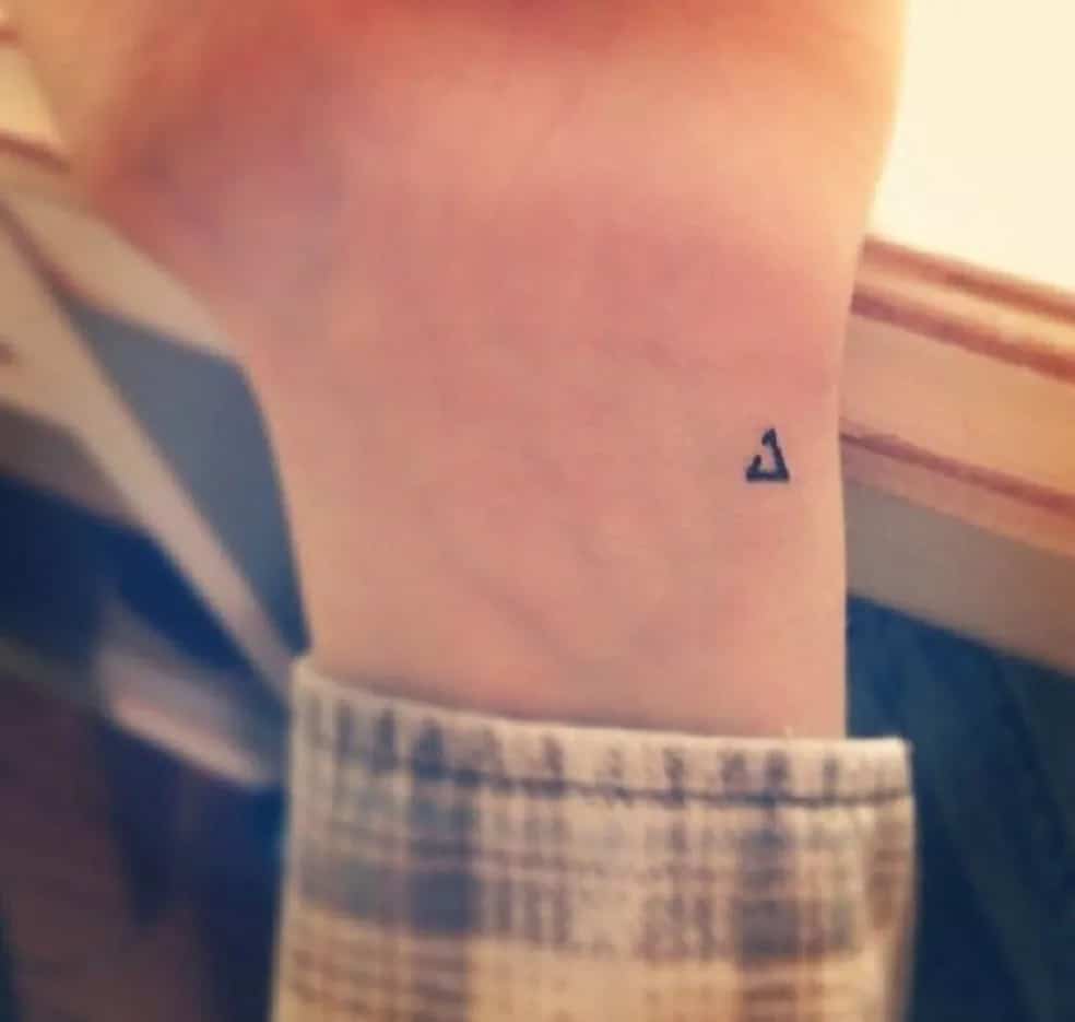 tatuagens pequenas discretas e elegantes para marcar a sua pele triangulo