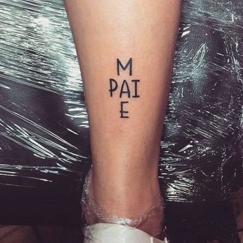 tatuagens mãe e pai mais populares atualmente mãe pai letras cruzadas