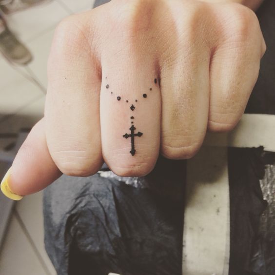 tatuagens mais populares e bonitas tatuagens nos dedos crucifixo