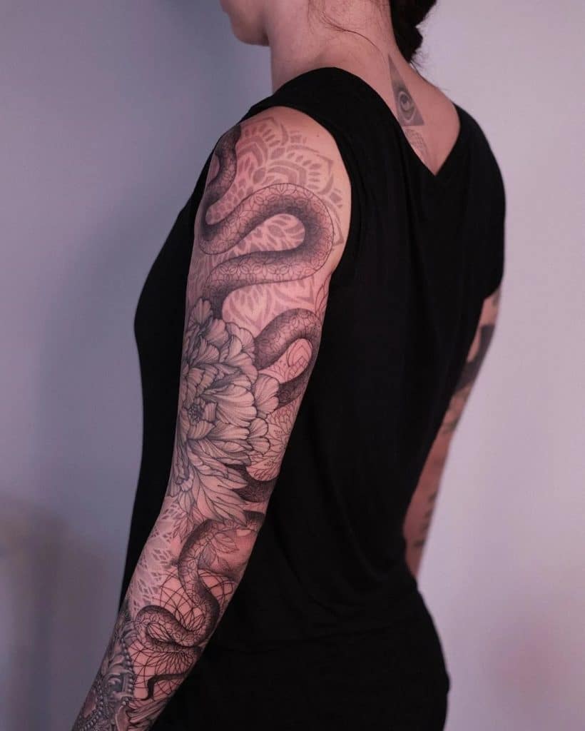 tatuagens no braço expressão artística criativa com significado pessoal e cultural dragão