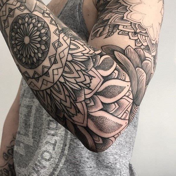 tatuagens no braço expressão artística criativa com significado pessoal e cultural maori e floral