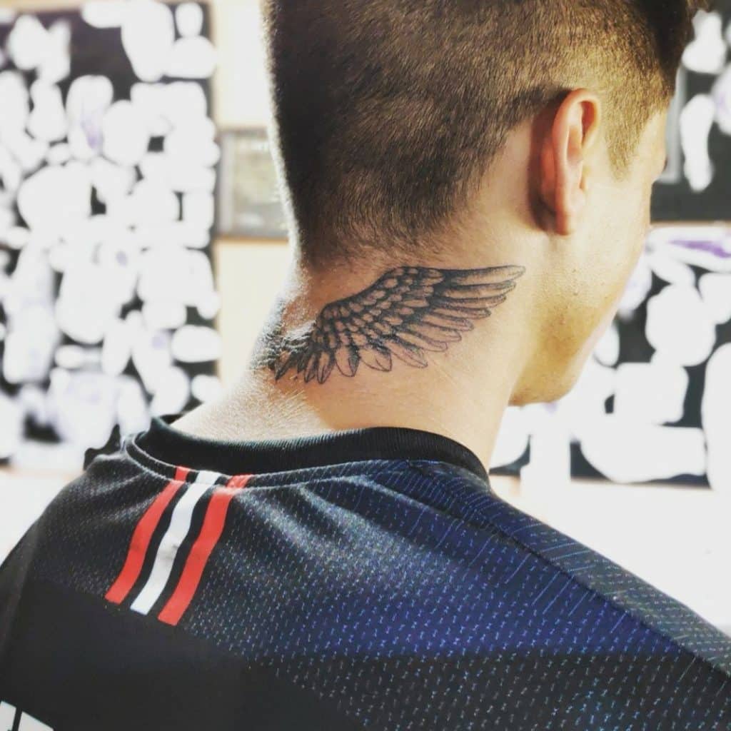 tatuagens no pescoço exprima sua individualidade com estilo asas