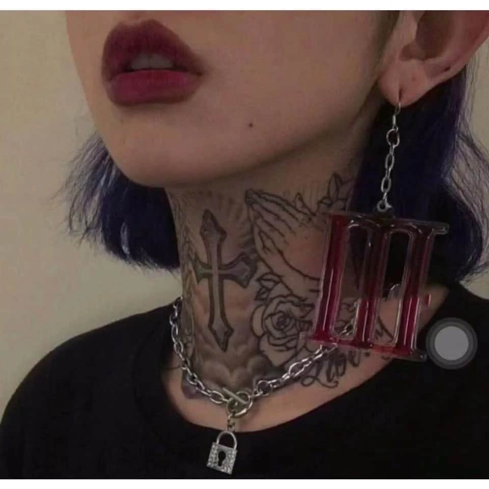 tatuagens no pescoço exprima sua individualidade com estilo cruz