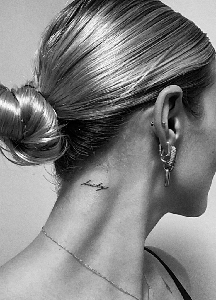tatuagens no pescoço exprima sua individualidade com estilo palavra