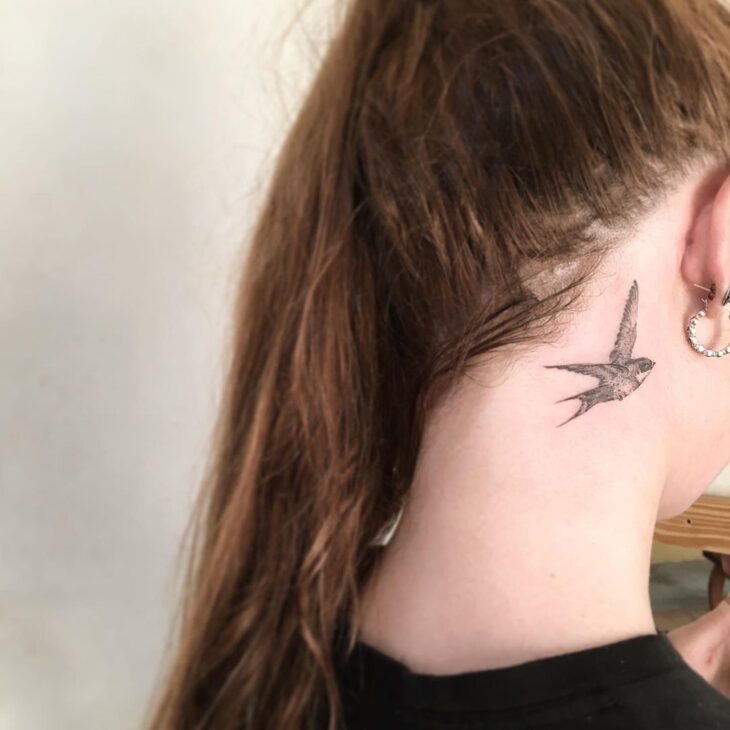 tatuagens no pescoço exprima sua individualidade com estilo passaro