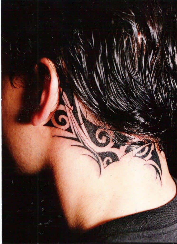 tatuagens no pescoço exprima sua individualidade com estilo tribal