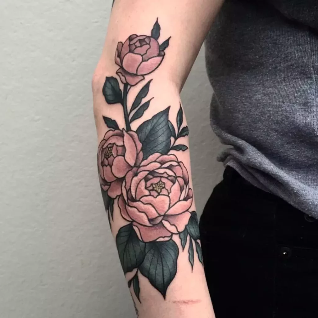 tatuagem no braco feminina flora rosas colorida 1