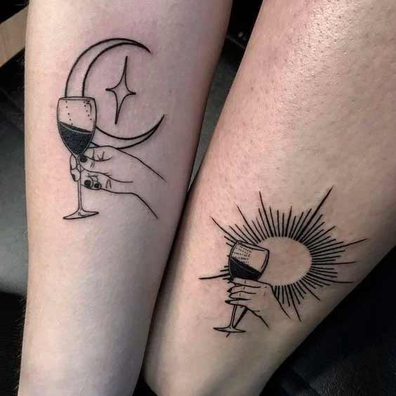 tatuagem de sol e lua entre amigas